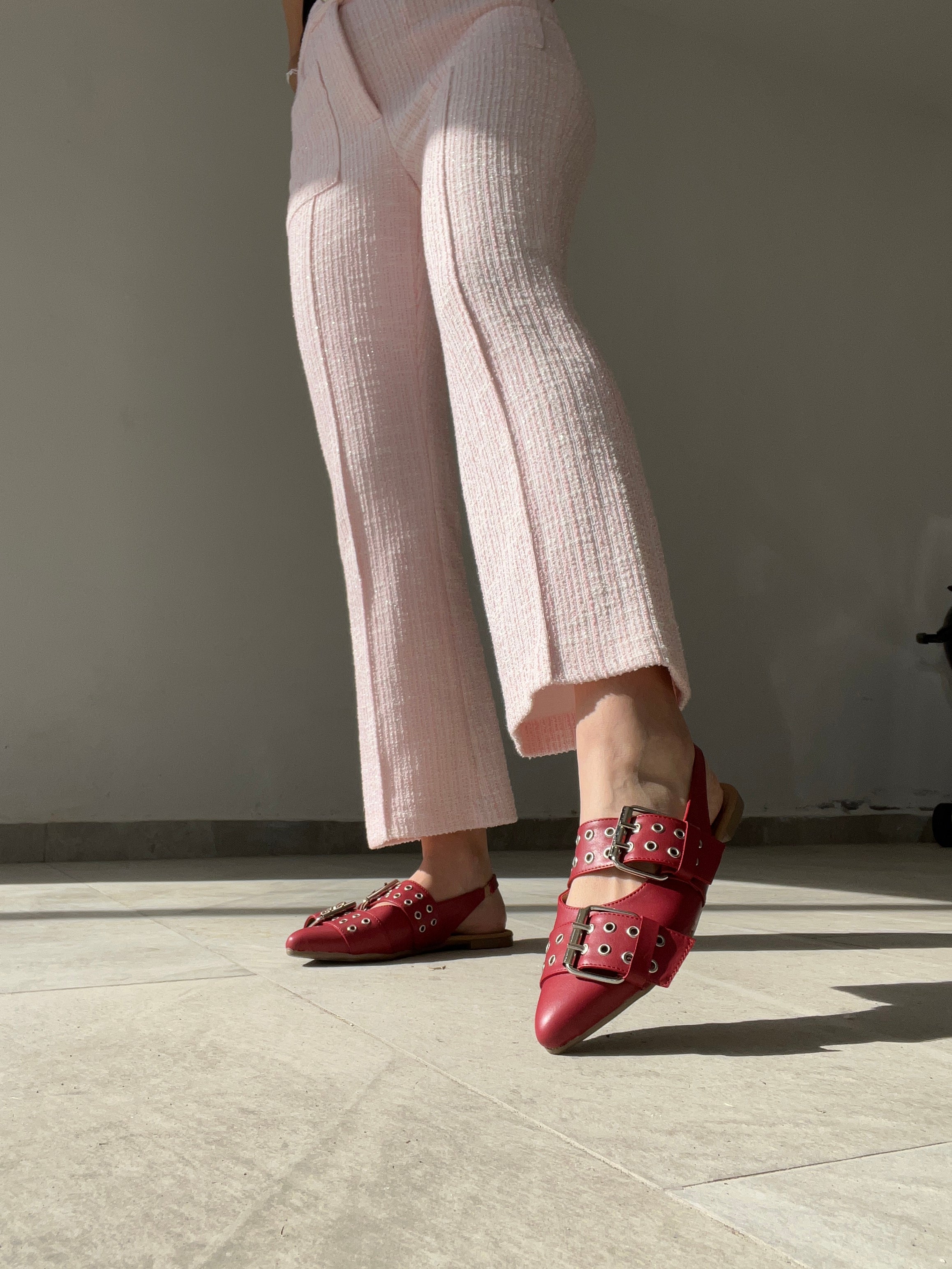 zapatilla piso rojo con broches